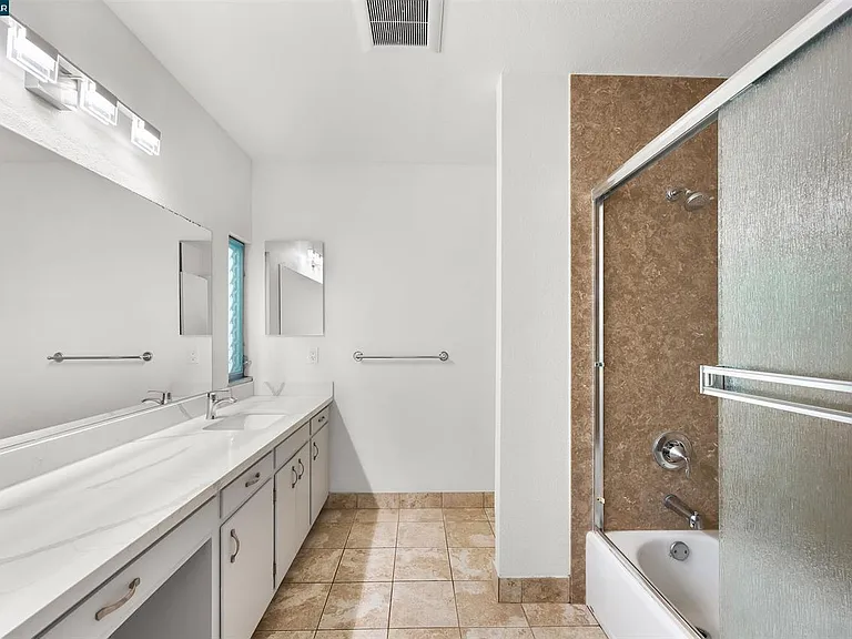 1037 Stannage Ave #2 — Photo 8