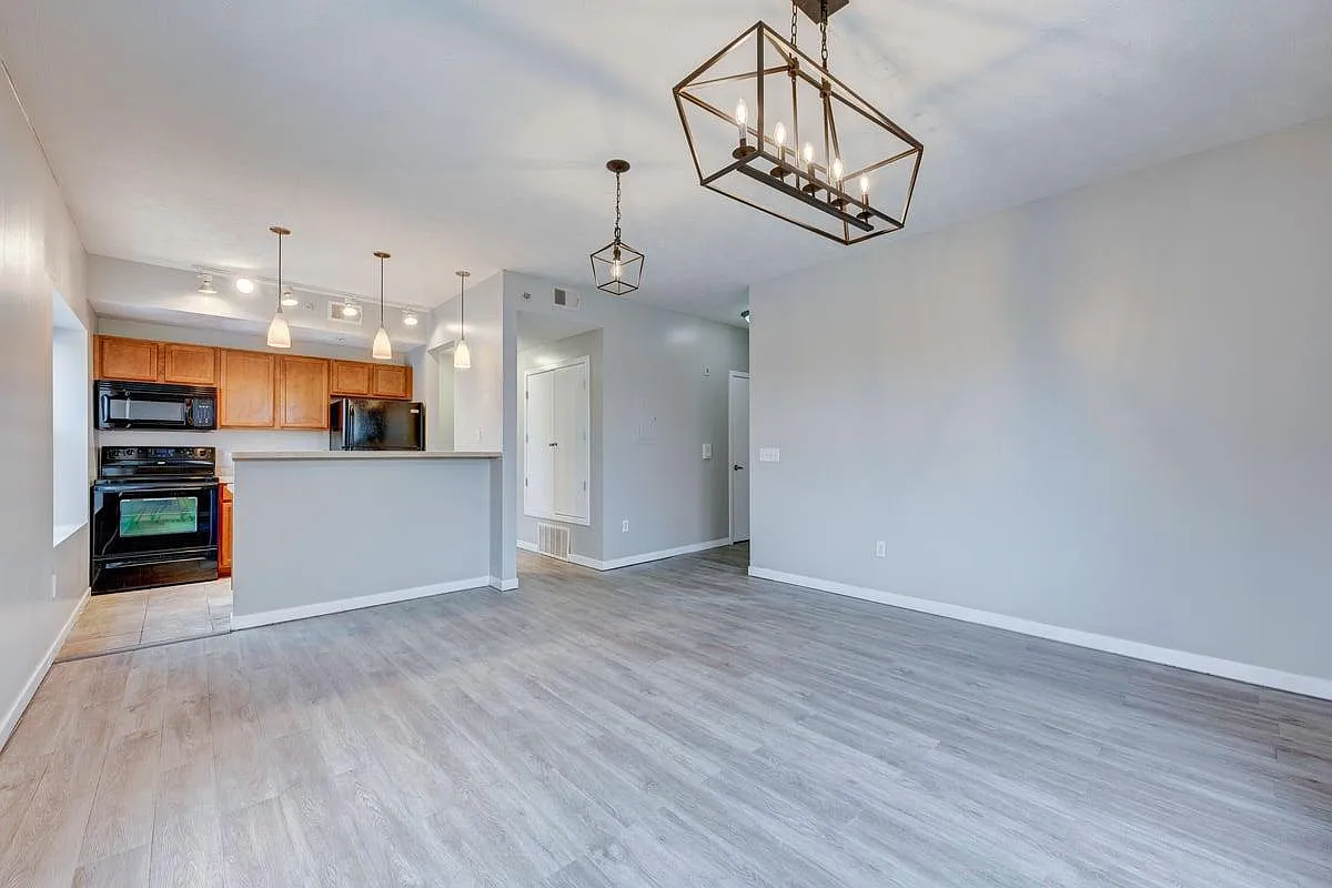 204 Paxton Ct — Photo 1