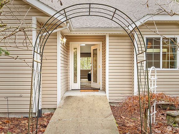 4th image of 661 NE Woods Place