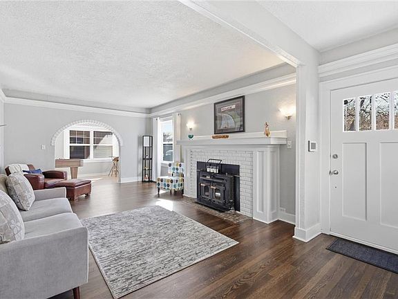 5th image of 5921 Wornall Rd