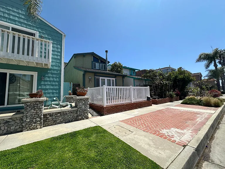 220 21st St — Photo 3