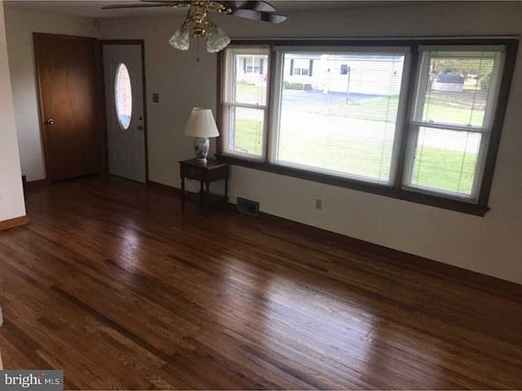 5th image of 11 Carman Dr