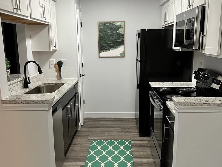 Hilltop Apartments — Photo 26