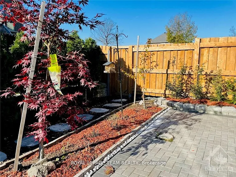 1189 Tischart Cres — Photo 33