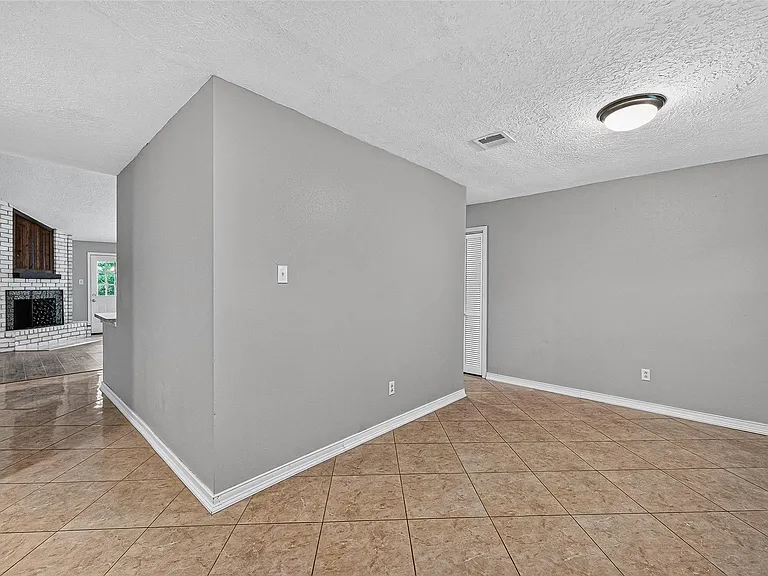 19610 San Gabriel Dr — Photo 2
