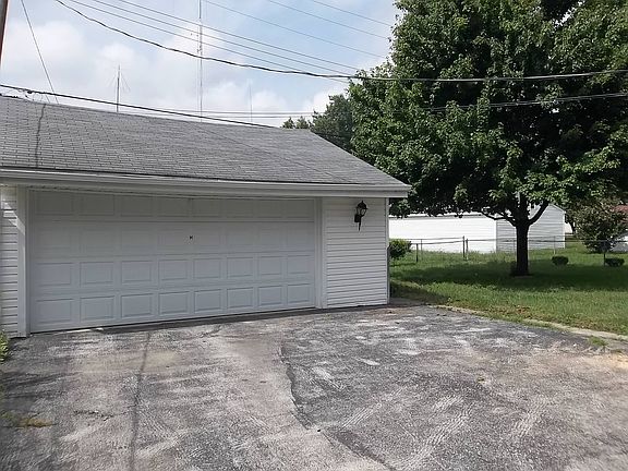 2 1/2 Car Garage