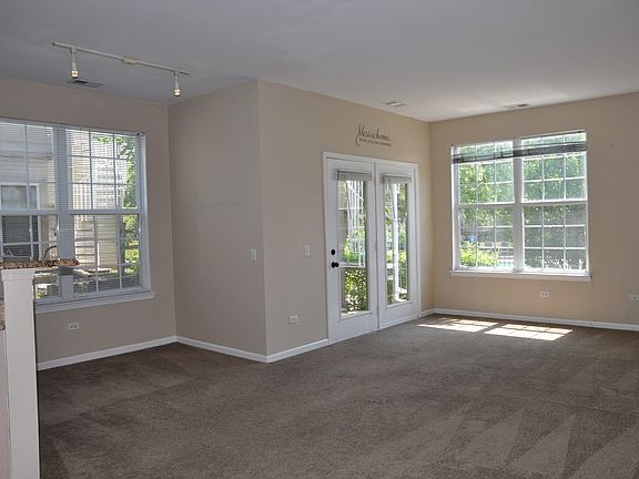 LIGHT & BRIGHT LIVING ROOM