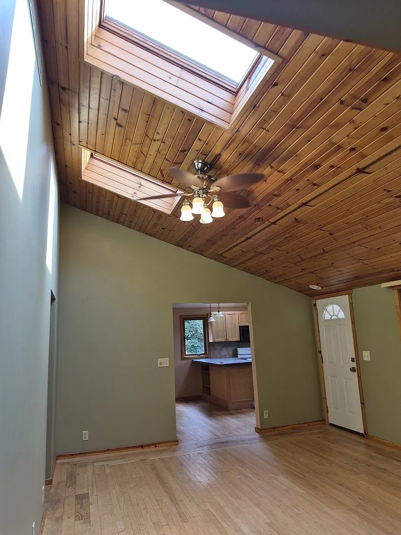 3 bed, 3.0 bath, 1100 sqft, $2,400 — Photo 4