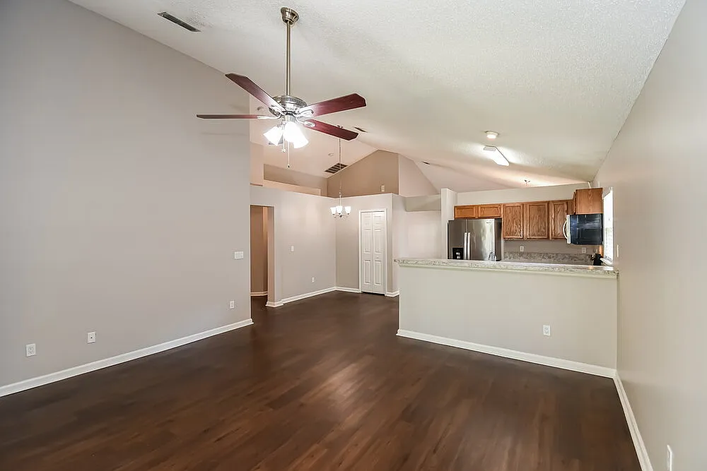 4 bed, 2.0 bath, 1697 sqft, $1,870 — Photo 4