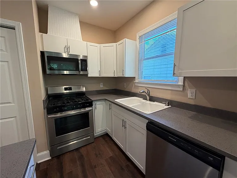 689 Berne St SE #B — Photo 12