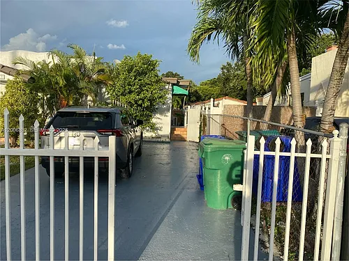 1631 NW 29th Ave Photo 1
