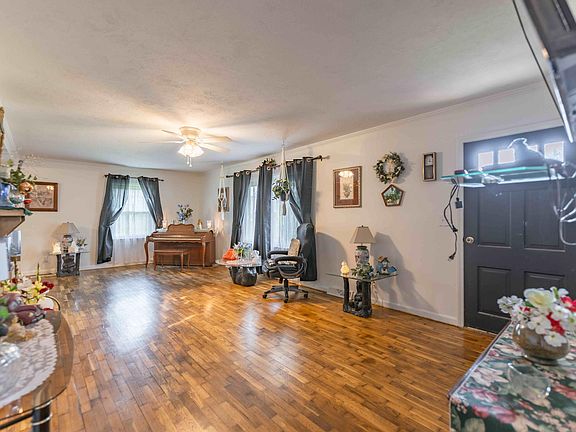 5th image of 300 Mockingbird Ln