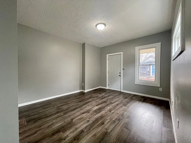 587 Charles Ave — Photo 5