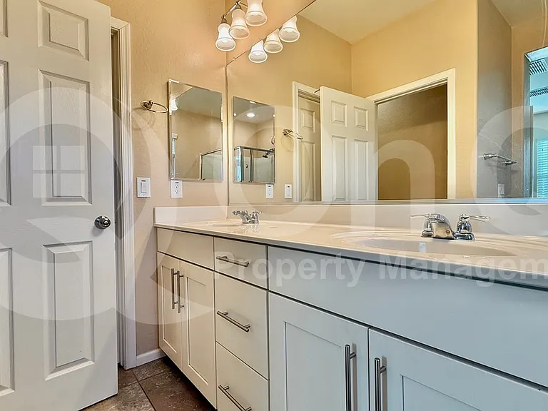 3739 E Trinity Ln — Photo 6