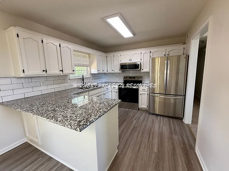 1708 NE Stonewood Dr — Photo 3