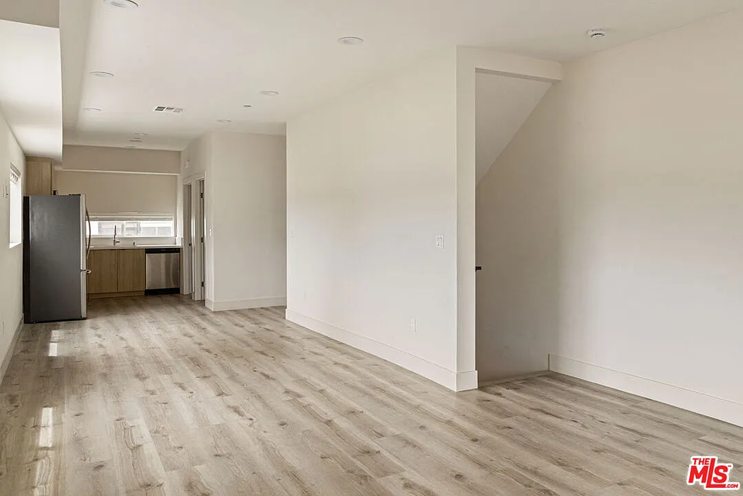 3 bed, 3.5 bath, 1823 sqft, $3,700 — Photo 3
