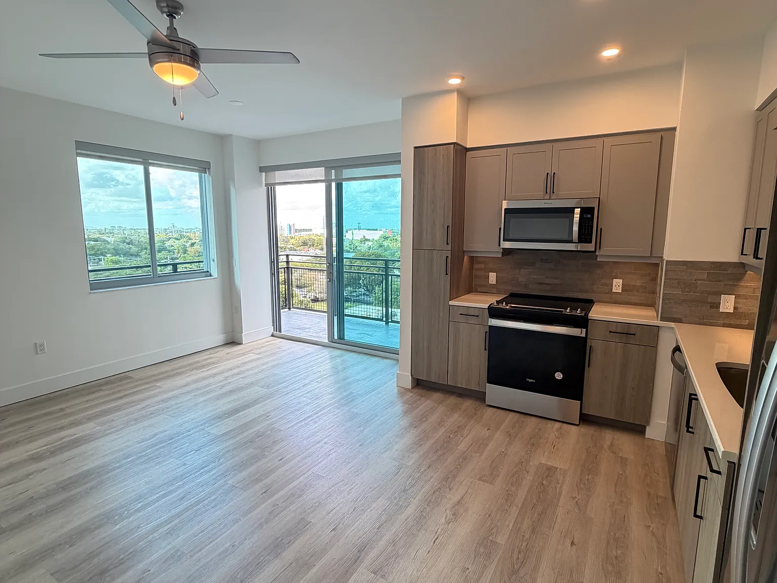 2 bed, 1090 sqft, $3,190 — Photo 3