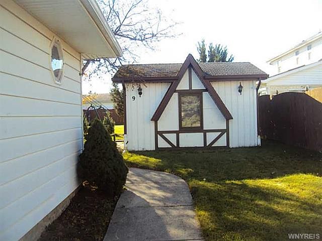 2nd image of 9 Country Ln
