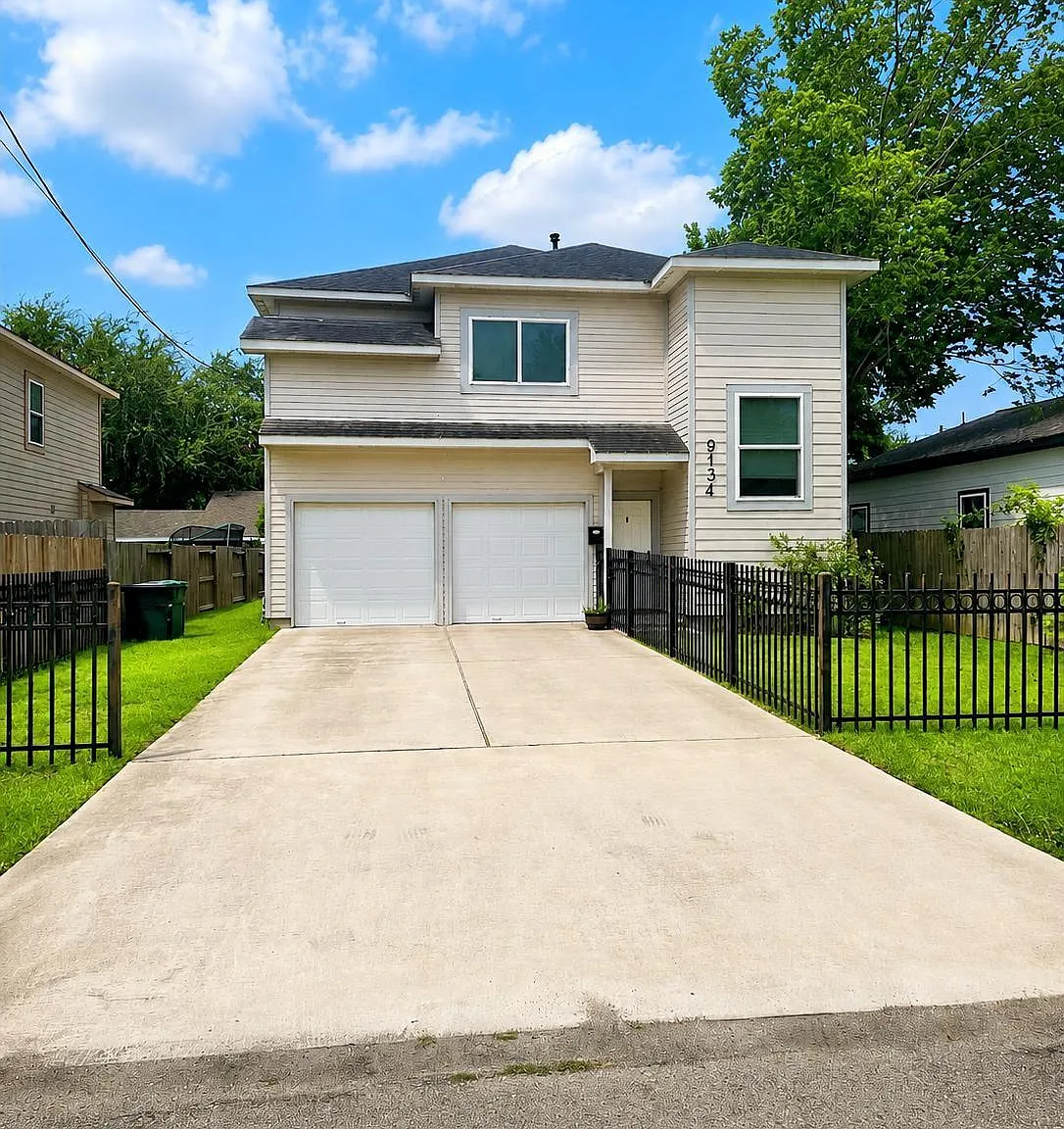 3 bed, 2.5 bath, 2600 sqft, $2,300 — Photo 1
