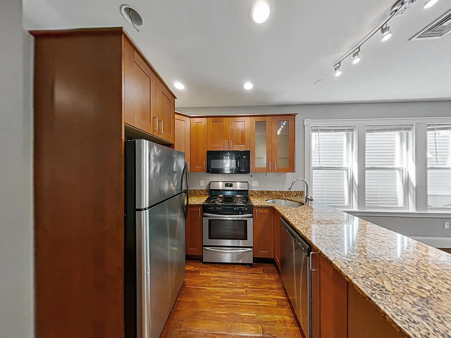 5 bed, $5,295 — Photo 1
