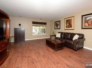 2350 Pembroke Ct, Mahwah, NJ 07430