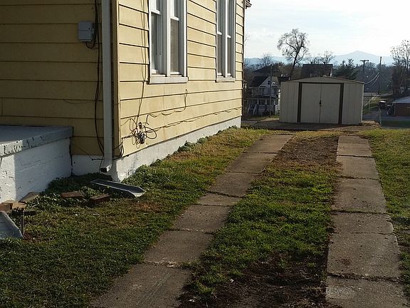 3rd image of 1802 Moorman Ave NW