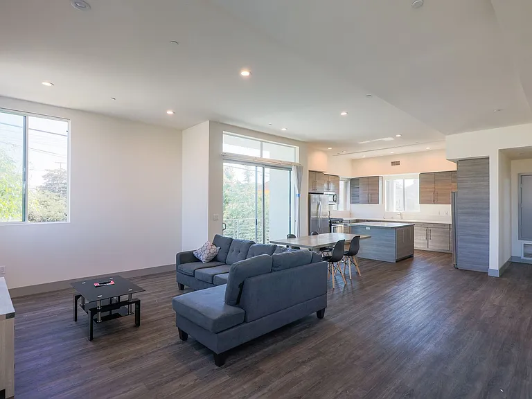 1208 W 25th St — Photo 52