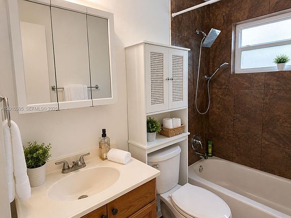 4th image of 2620 SW 51st St