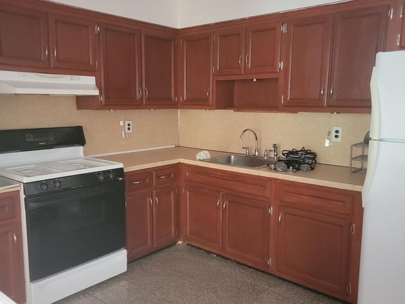 5th image of 1021 166th St Floor 1