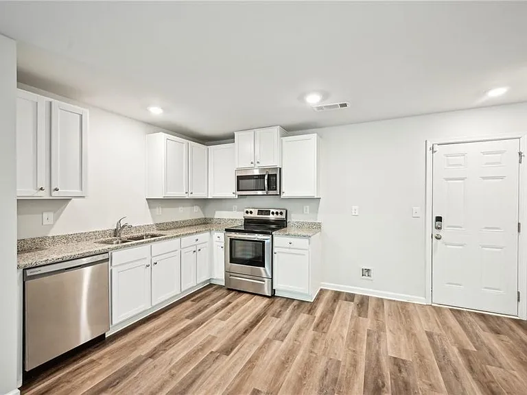 4437 Ben Hill Rd — Photo 10
