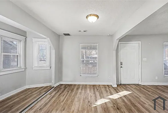 2 bed, 870 sqft, $1,200 — Photo 2