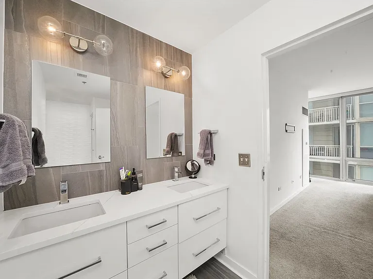 653 N Kingsbury St #1207 — Photo 17
