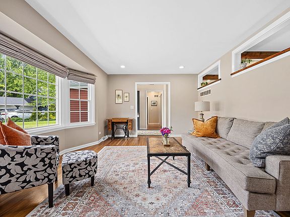 5th image of 27W359 Aspen Ct