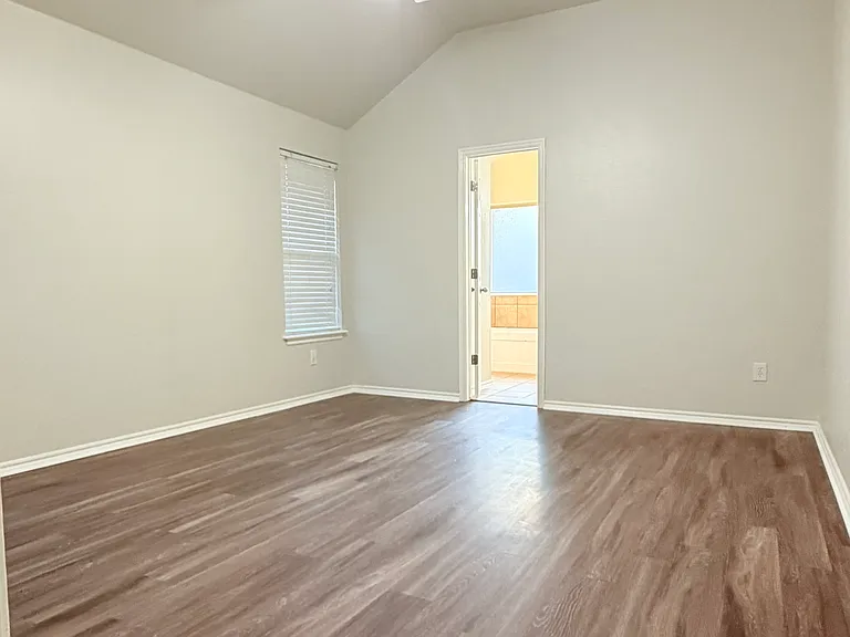 2401 Chadsford Ln — Photo 8