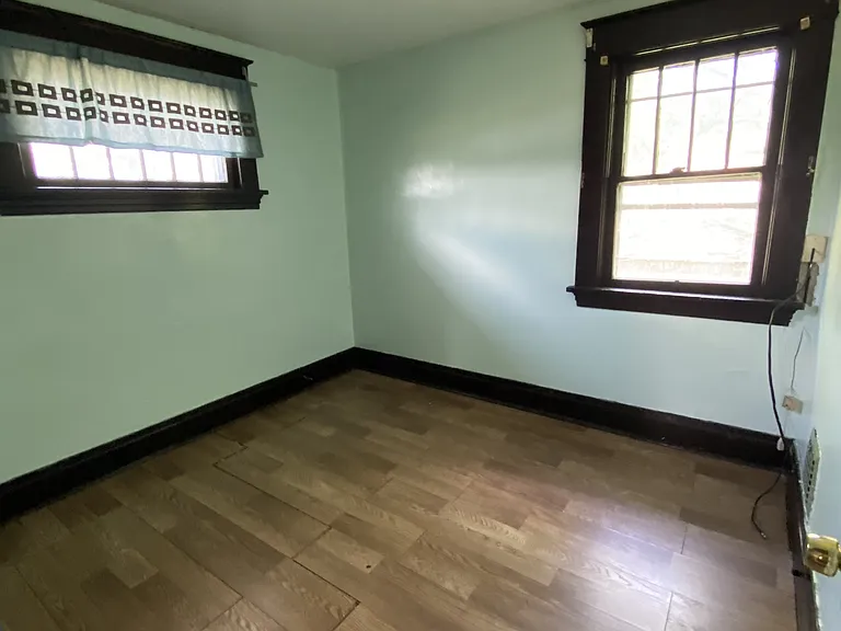 523 New Castle Ave — Photo 2