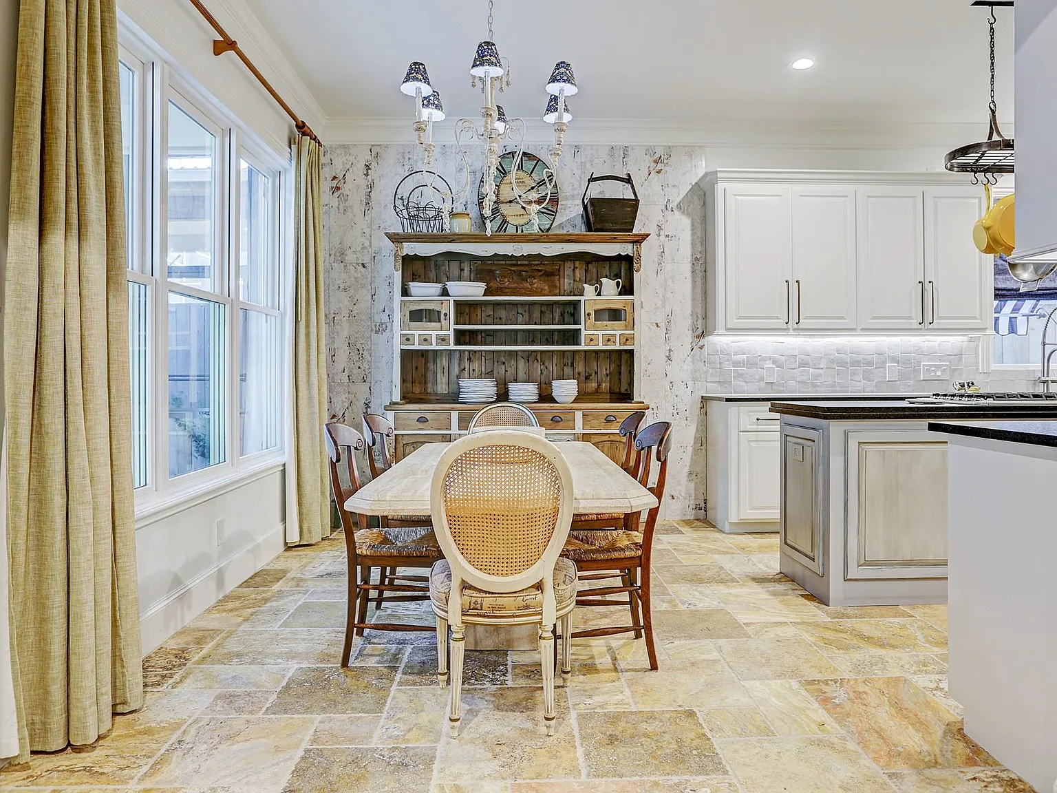 4 bed, 3.5 bath, 3401 sqft, $7,300 — Photo 4
