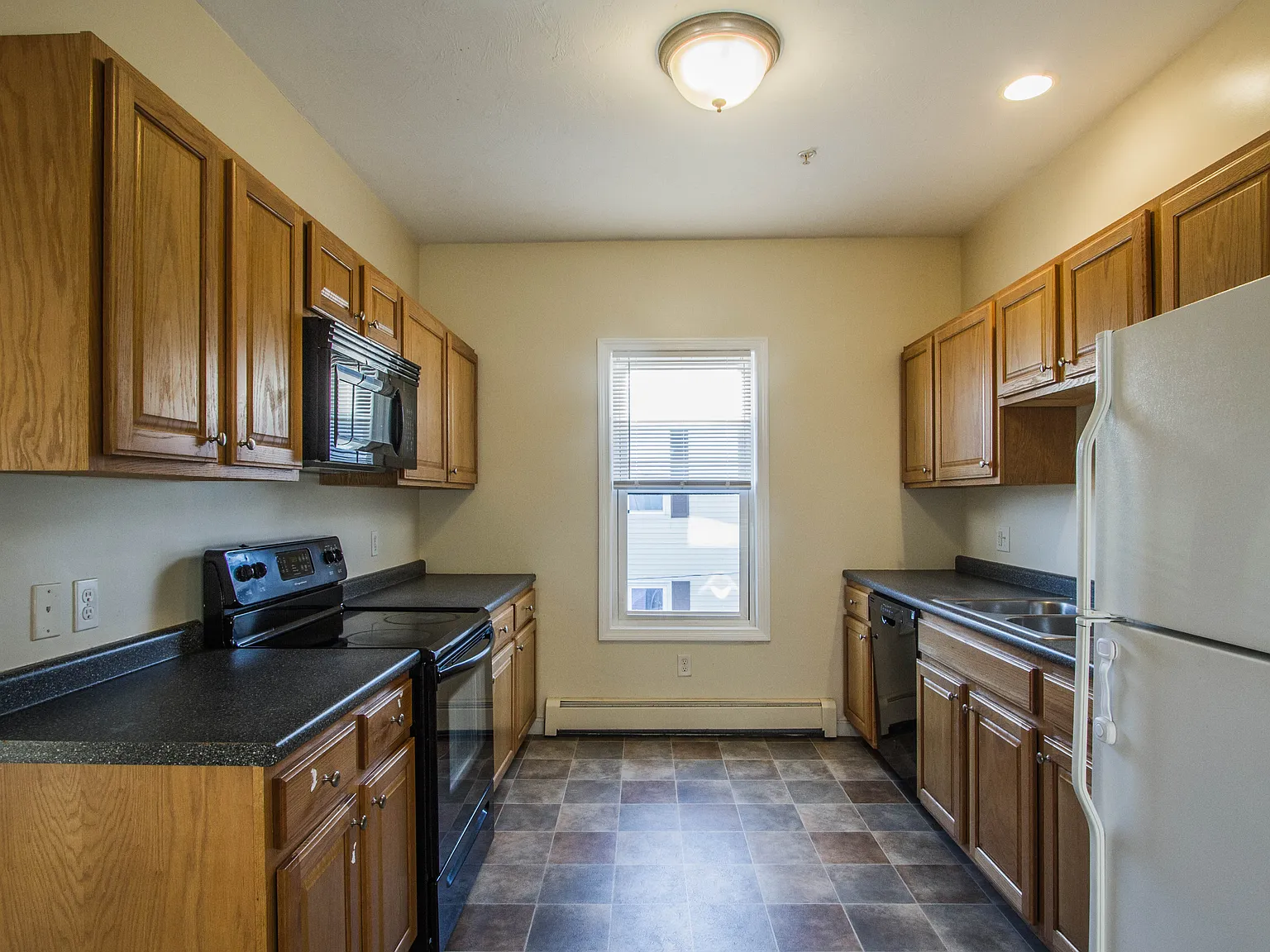 3 bed, 1200 sqft, $2,050 — Photo 4