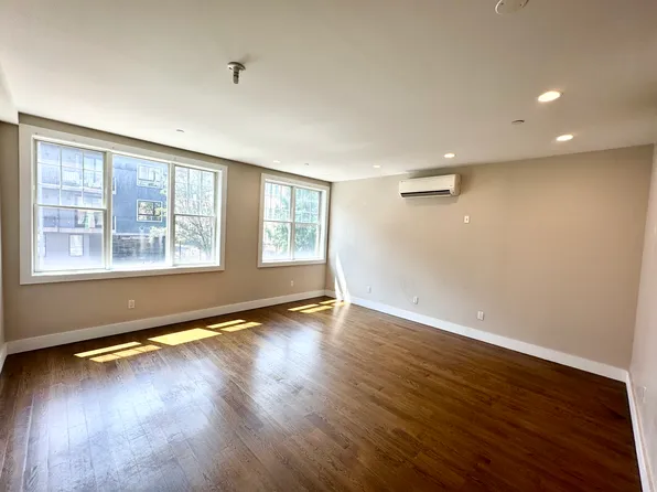 9 Lexington Avenue image 2 of 11