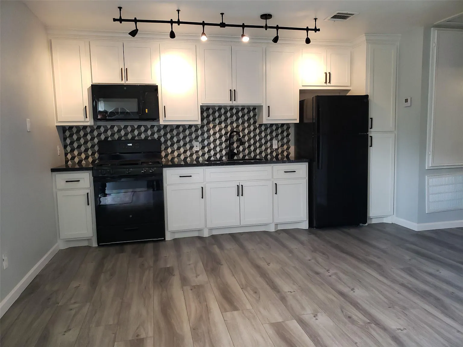 2 bed, 1.0 bath, $1,400 — Photo 1