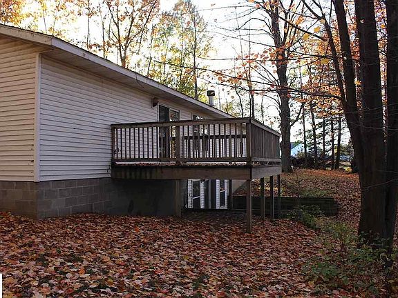 3rd image of 1052 Circle Dr