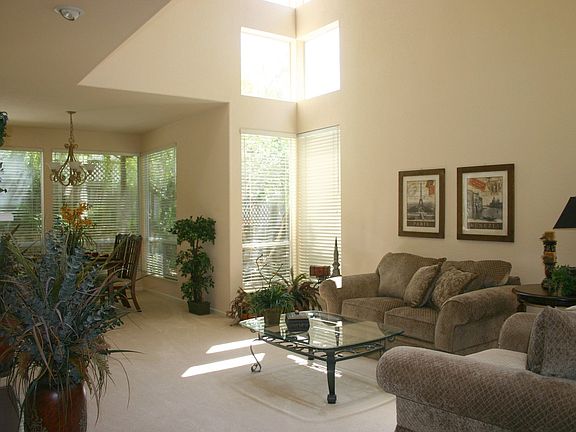 Living Room/Gas Fireplace