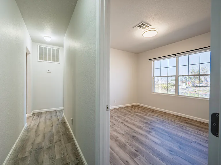 -343 Tungsten Street Studio - For RENT - HALLWAY