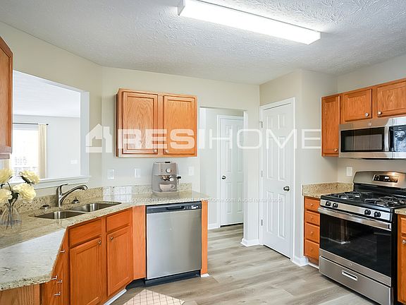 3rd image of 8761 Valley Lakes Ct