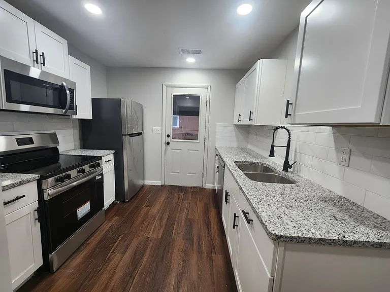 2939 Gleason Ave — Photo 4