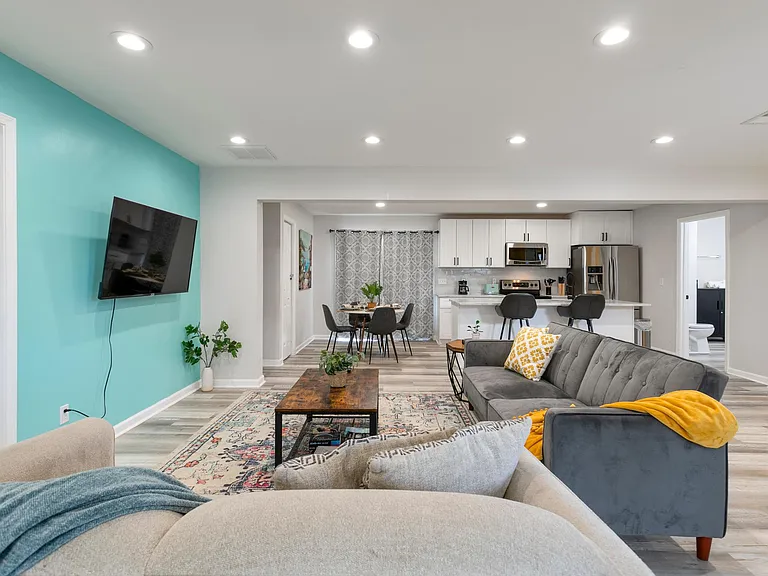 3032 Brook Dr — Photo 1