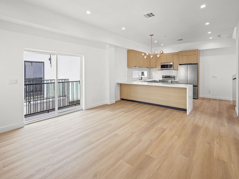 1st image of 11008 Hortense St #1/2