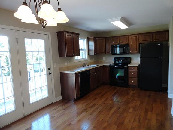 4th image of 586 Grays Pointe Ct