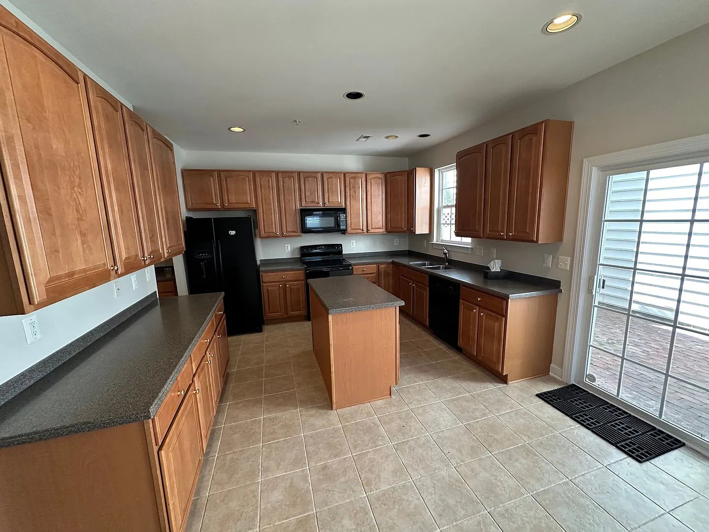 Lovely 4 bedroom townhome in Villages of Five Points — Photo 3