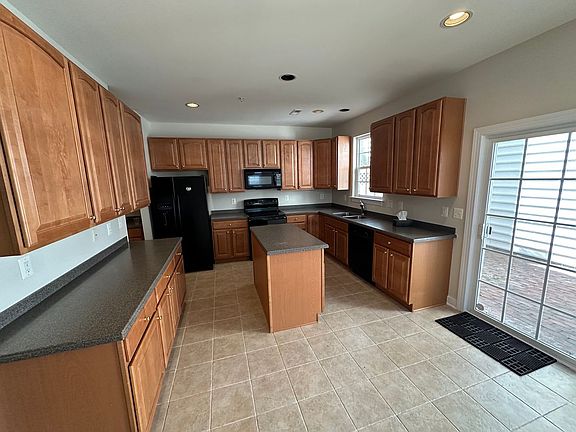 3rd image of 33176 Denton St