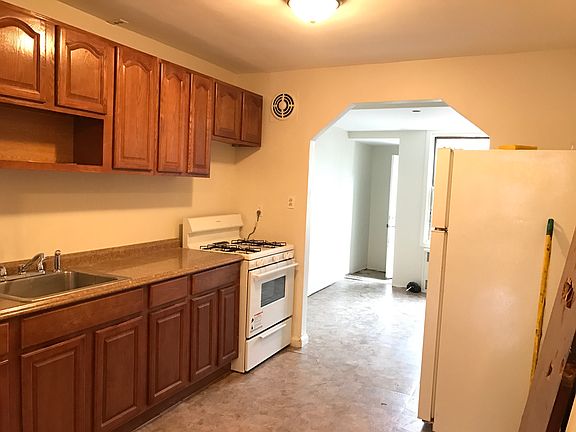 3rd image of 1057 Burke Ave